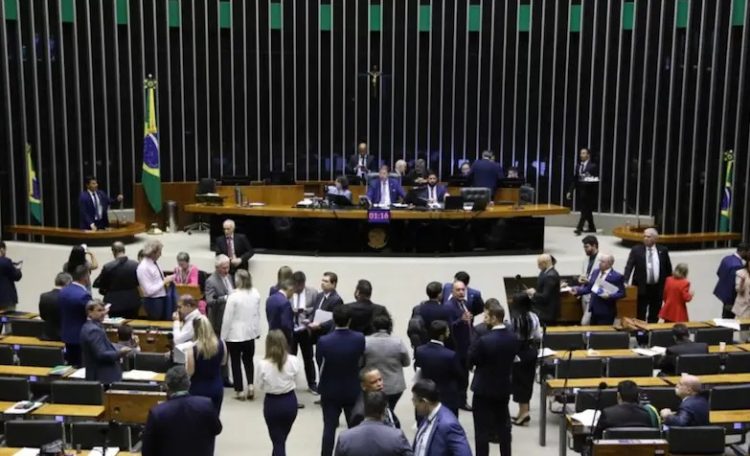 Câmara aprova urgência a projeto que proíbe descontos no pagamento de aposentados