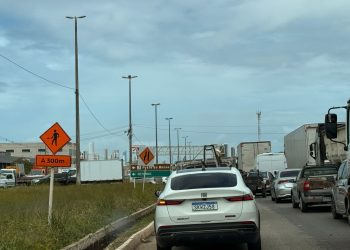 Caminhão quebrado causa engarrafamento na BR-230, em João Pessoa