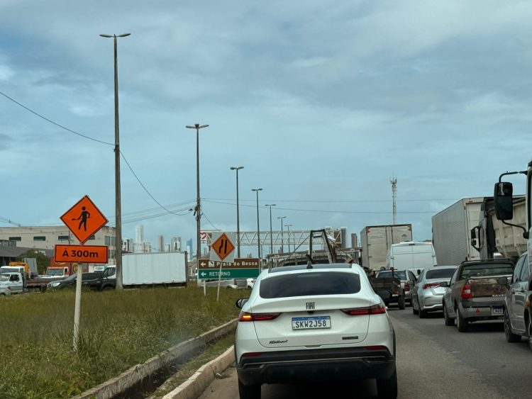 Caminhão quebrado causa engarrafamento na BR-230, em João Pessoa