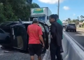 Curiosidade no trânsito provoca capotamento na BR-230, em João Pessoa