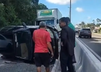 Curiosidade no trânsito provoca capotamento na BR-230, em João Pessoa