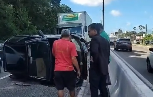 Curiosidade no trânsito provoca capotamento na BR-230, em João Pessoa