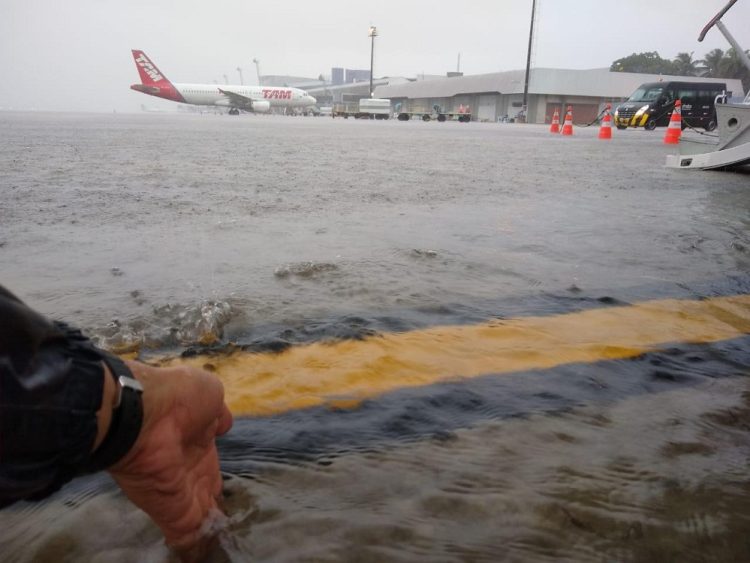 Chuvas provocam desvio de voos no aeroporto de João Pessoa; aeronave teria chegado em situação de emergência