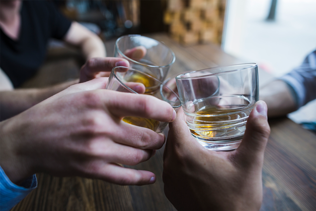 Consumo de álcool cai no Brasil e jovens lideram mudança de hábito