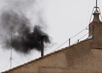 Fumaça preta em Roma: Igreja Católica inicia o ritual do impasse