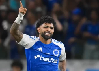 Gabigol marca contra o Flamengo no reencontro com o ex-clube, mas opta pelo silêncio na comemoração