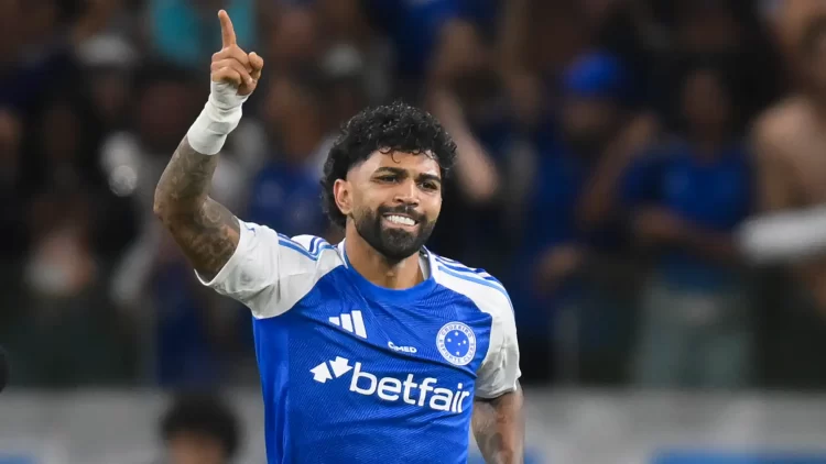 Gabigol marca contra o Flamengo no reencontro com o ex-clube, mas opta pelo silêncio na comemoração
