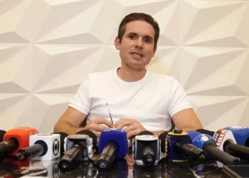 Hugo Motta reage ao governo Lula e repudia elevação de impostos sobre crédito e câmbio