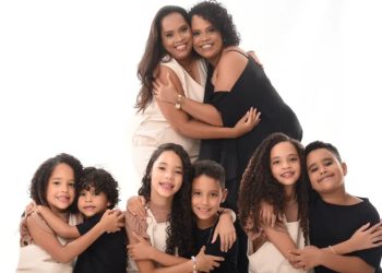 Irmãs gêmeas engravidam juntas três vezes e criam seis filhos lado a lado