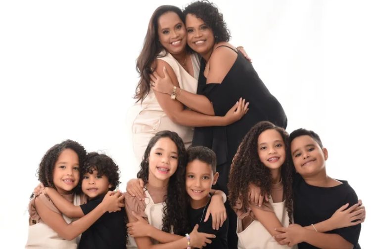 Irmãs gêmeas engravidam juntas três vezes e criam seis filhos lado a lado