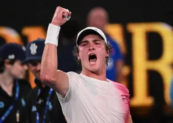 João Fonseca vence a pressão e avança em Roland Garros com maturidade além da idade