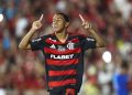 Flamengo renova com promessa Joshua e aposta em futuro com raízes na base