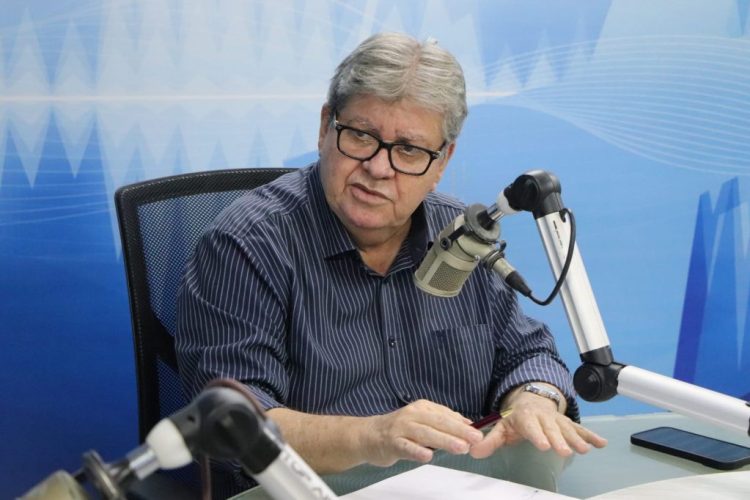 João Azevêdo ironiza Efraim Filho sobre possível racha na base: “Que fique esperando”