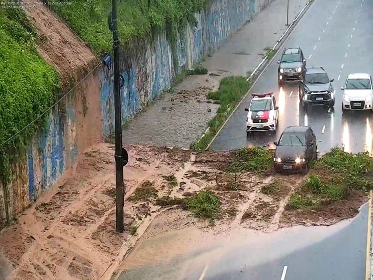 João Pessoa amanhece com chuva e está sob alerta de alagamentos e deslizamentos