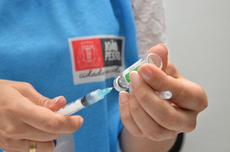 João Pessoa inicia vacinação contra Influenza para trabalhadores da saúde