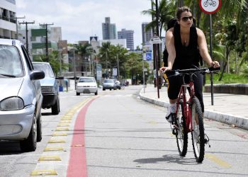 Mais de 200 motoristas e motociclistas são multados por desrespeito a ciclovias em João Pessoa