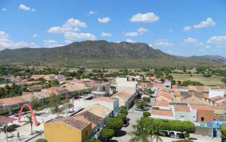 Prefeitura de cidade da Paraíba demite funcionários e suspende gratificações para conter crise financeira