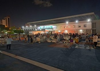 Incêndio atinge enfermaria do Hospital de Trauma e pacientes são removidos em macas