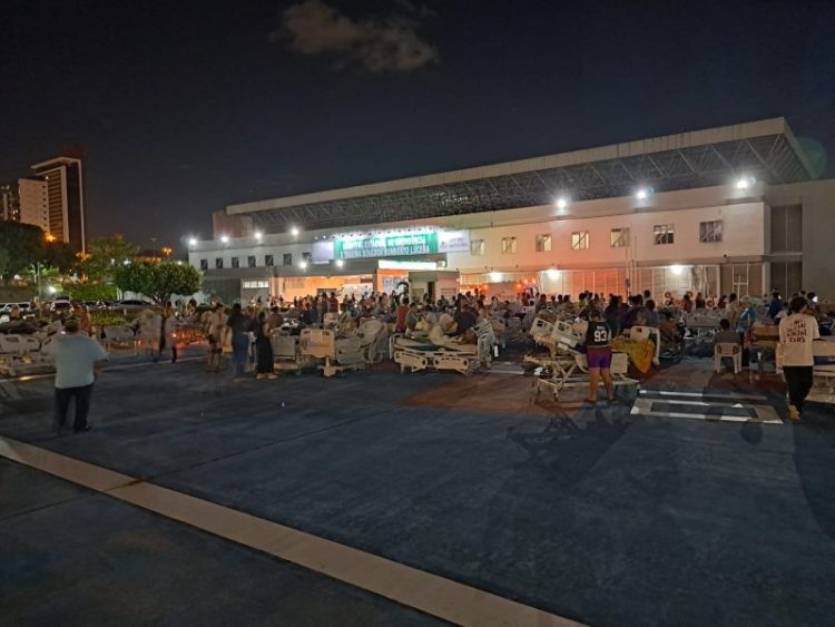 Incêndio atinge enfermaria do Hospital de Trauma e pacientes são removidos em macas