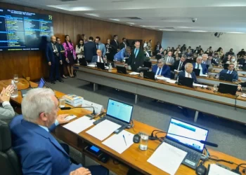 Senado aprova fim da reeleição e mandato único de 5 anos para presidente, governadores e prefeitos