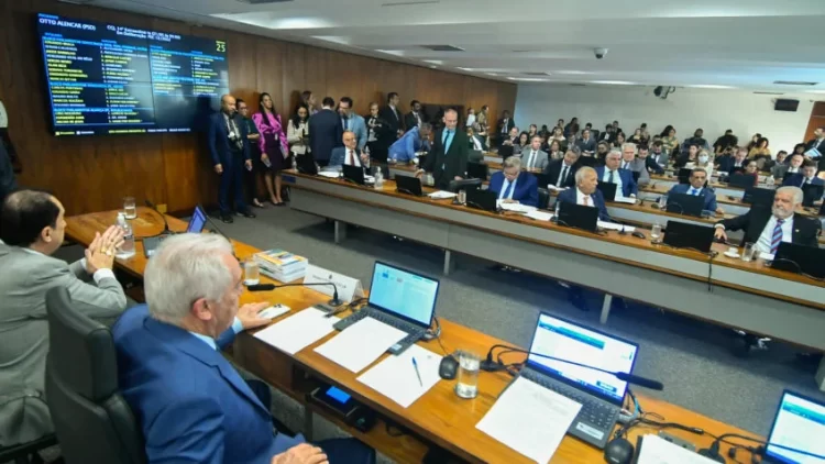 Senado aprova fim da reeleição e mandato único de 5 anos para presidente, governadores e prefeitos