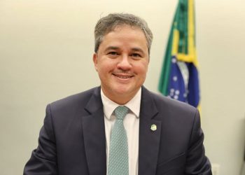 Senador Efraim Filho sofre acidente na BR-230 após carro ser atingido por carreta