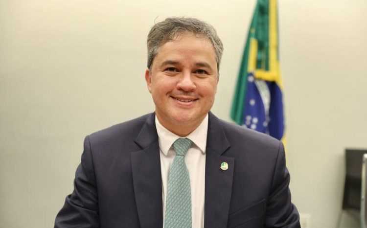 Senador Efraim Filho sofre acidente na BR-230 após carro ser atingido por carreta