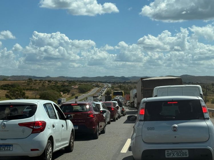 Transformador de 250 toneladas causa lentidão e filas na BR-101 entre João Pessoa e Campina Grande