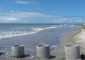 Água escura e com mau cheiro é registrada em trecho da orla de Lucena