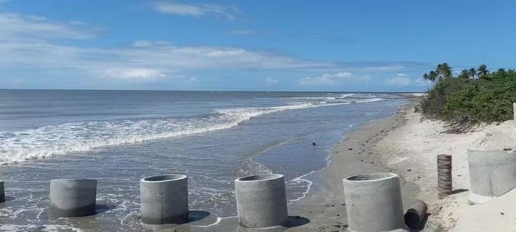 Água escura e com mau cheiro é registrada em trecho da orla de Lucena