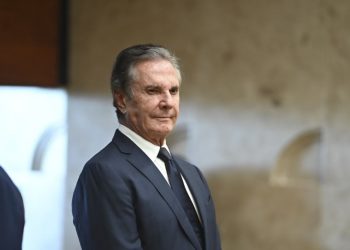 De tornozeleira eletrônica, Collor deixa presídio em Maceió para cumprir prisão domiciliar