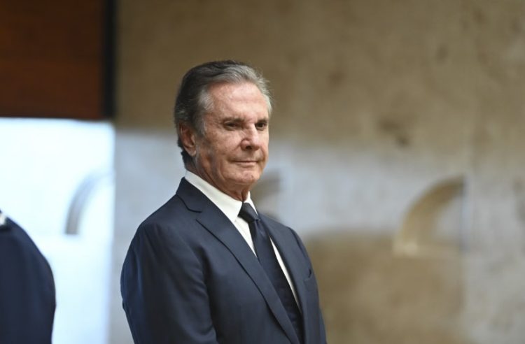 De tornozeleira eletrônica, Collor deixa presídio em Maceió para cumprir prisão domiciliar