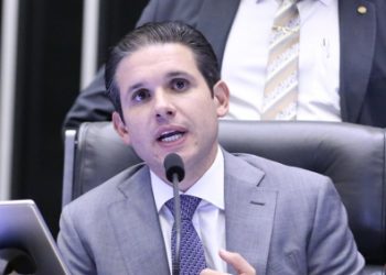 Hugo Motta promete votar urgência de projeto contra fraudes no INSS