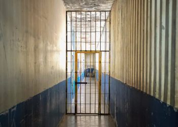 Câmara aprova projeto que obriga instalação de bloqueadores de celular em presídios