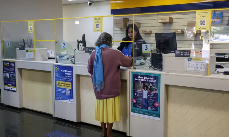 Aposentados recorrem aos Correios para contestar descontos suspeitos nos benefícios