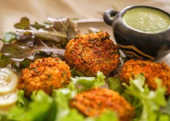 Uma receita ancestral que une sabor, simplicidade e tradição quilombola — com crocância, cremosidade e um molho picante que abraça o paladar.