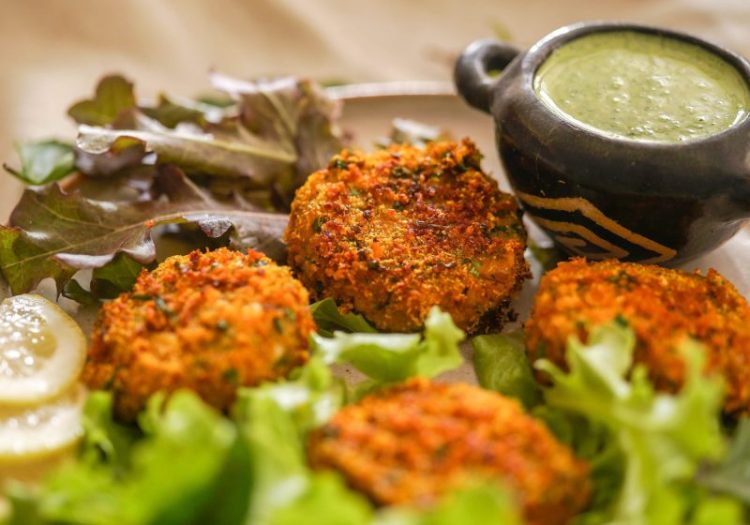 Uma receita ancestral que une sabor, simplicidade e tradição quilombola — com crocância, cremosidade e um molho picante que abraça o paladar.