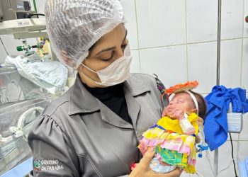 Bebês juninos encantam com trajes típicos e clima de São João, no Sertão da Paraíba