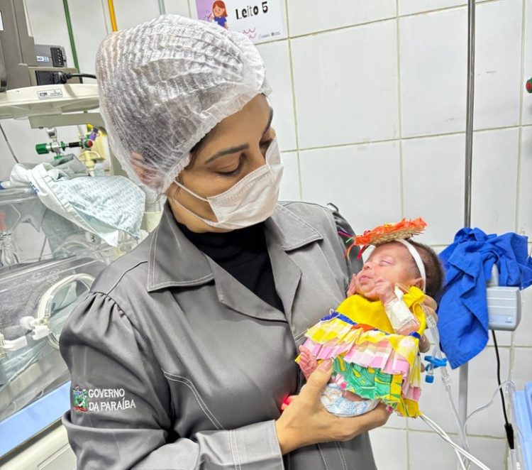 Bebês juninos encantam com trajes típicos e clima de São João, no Sertão da Paraíba