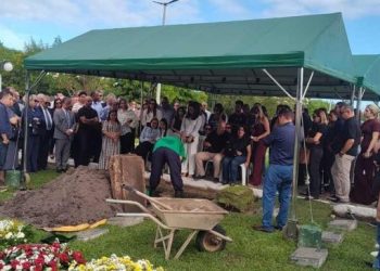 Corpo do ex-conselheiro Arthur Cunha Lima é sepultado em João Pessoa