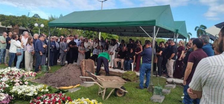 Corpo do ex-conselheiro Arthur Cunha Lima é sepultado em João Pessoa