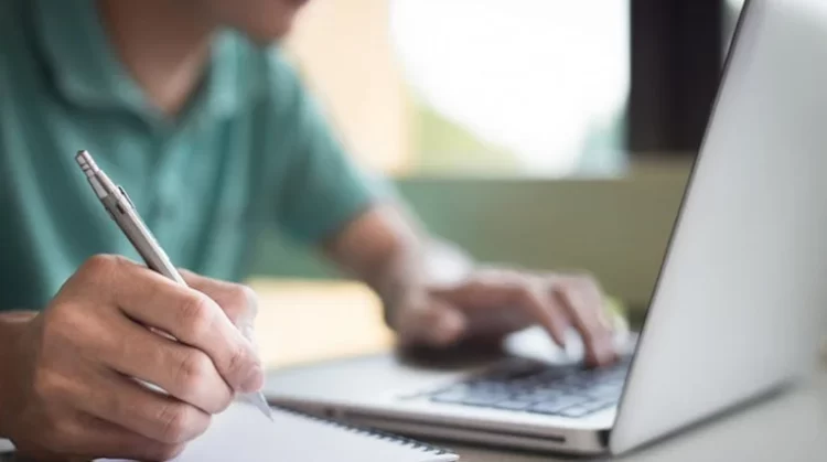 Curso de espanhol gratuito abre 40 vagas para jovens em Campina Grande