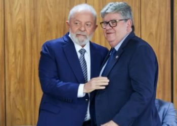 Em tom de brincadeira, Lula diz a Azevêdo que quer conhecer praias da Paraíba