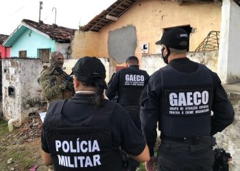 Facção que atua dentro e fora de presídios é alvo de operação, na Paraíba