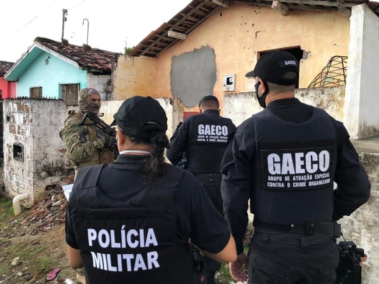 Facção que atua dentro e fora de presídios é alvo de operação, na Paraíba