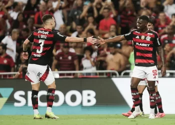 Flamengo goleia o Fortaleza e assume a liderança do Brasileirão antes do Mundial de Clubes