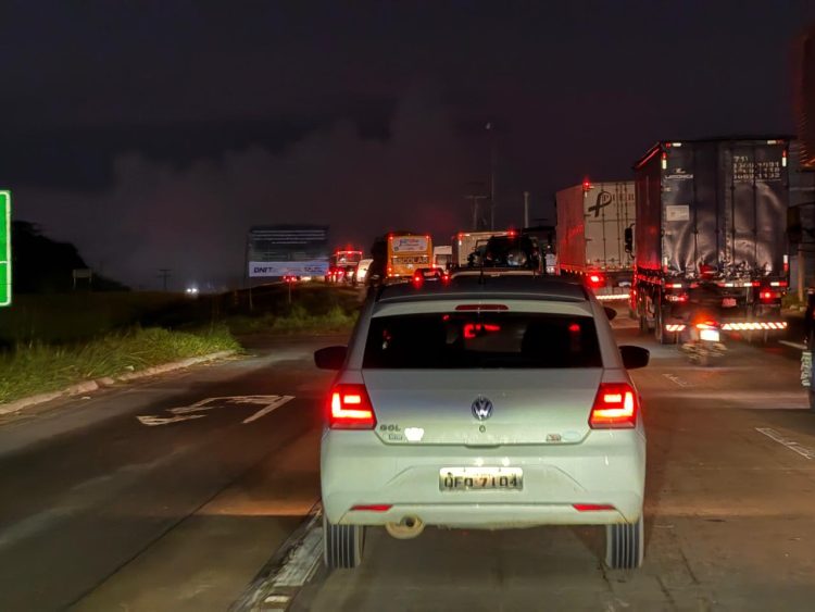Motoristas enfrentam lentidão na BR-101 sentido João Pessoa nesta segunda-feira