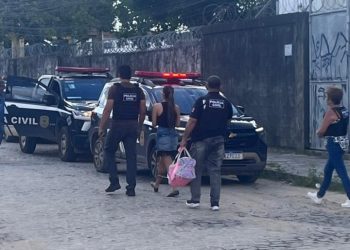 Mulher é presa por vender armas ilegalmente e furtar clube de tiro na Grande JP
