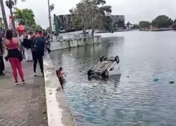 Mulher é resgatada após carro cair no Açude Velho em Campina Grande