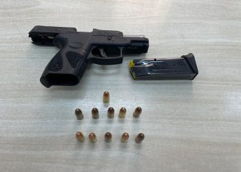 Polícia Federal prende jurisdicionária com arma de uso restrito em prédio da Justiça Federal, na Paraíba